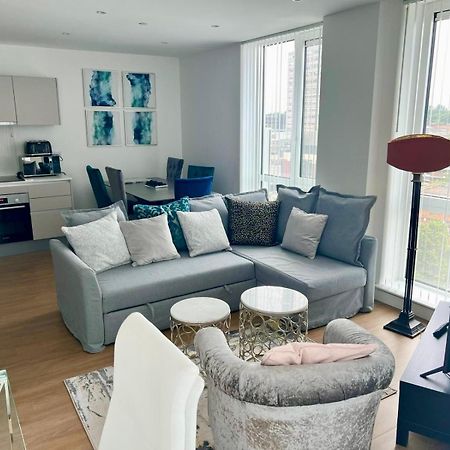 Spacious Urban Gem Apartment With Parking Bracknell Ngoại thất bức ảnh