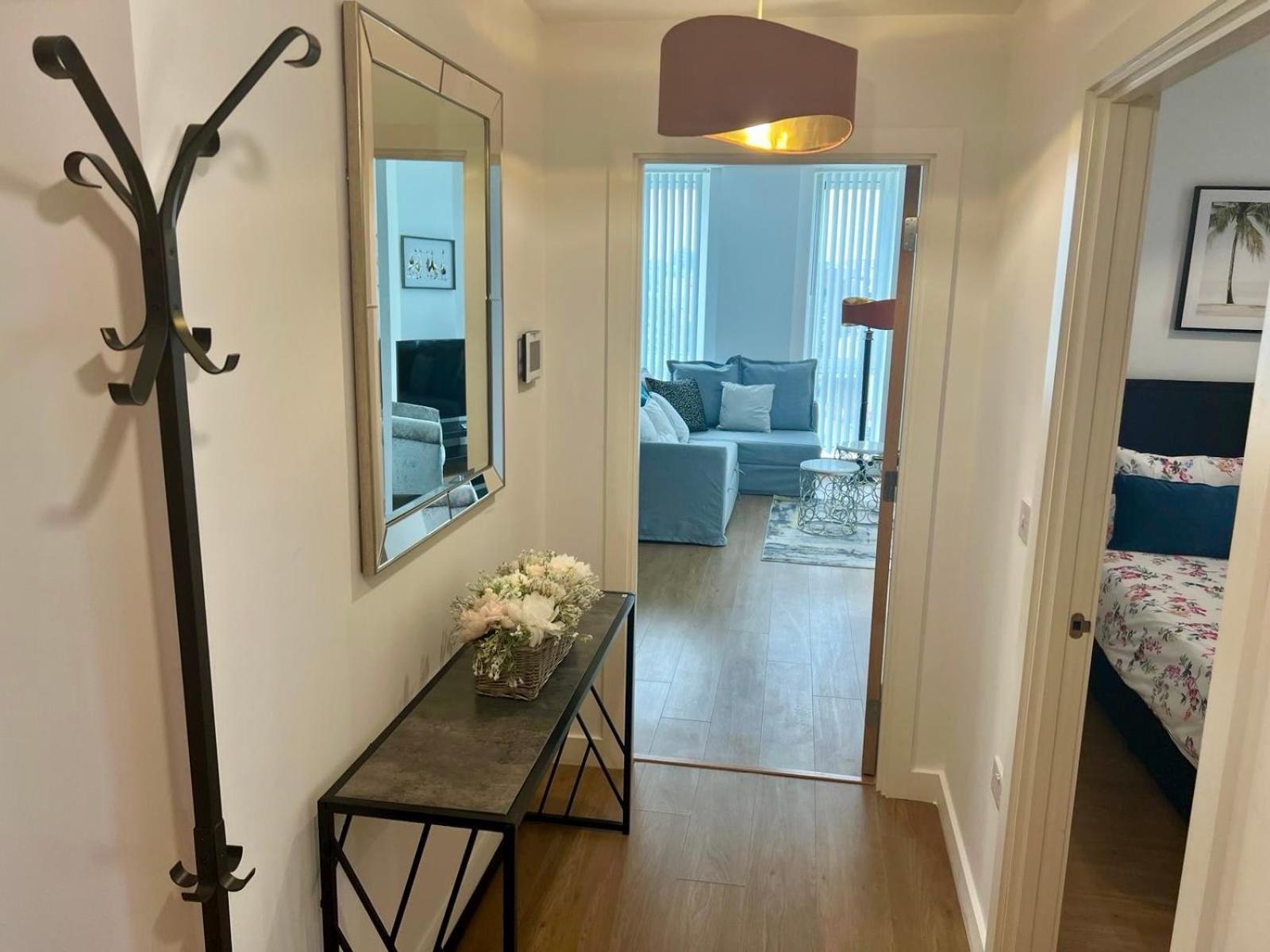 Spacious Urban Gem Apartment With Parking Bracknell Ngoại thất bức ảnh